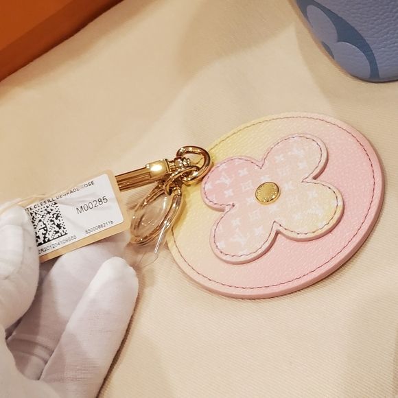 Louis Vuitton By The Pool Limited Edition Keyring/Bag Charm - Picture 6 of 14